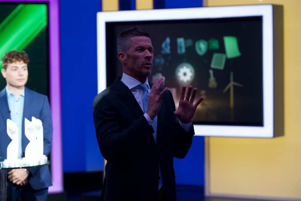 Mathew Embry s'adressant au public sur le plateau d'Energy Creates.